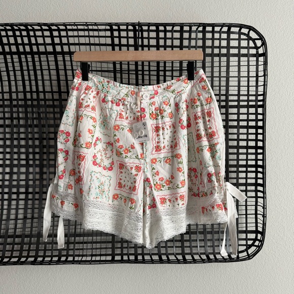 Free people blooming lace shorts - Picture 2 of 8